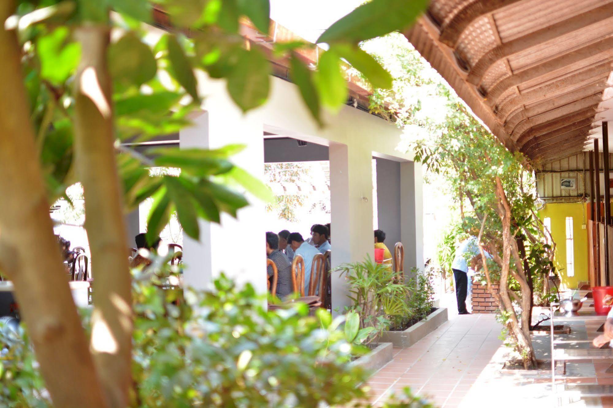 Neakru Guesthouse&Restaurant Kampot Extérieur photo